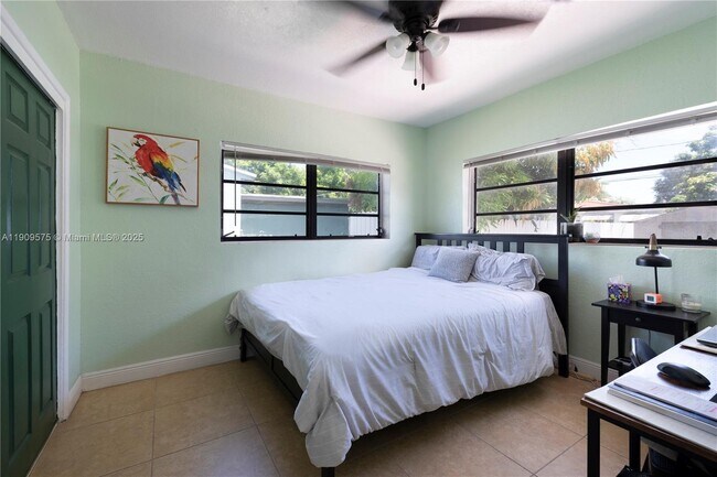 Building Photo - 250 NE 170th St