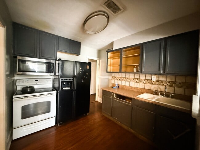 Building Photo - 1027 Waring Rd