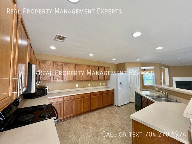 Building Photo - 15750 Normans Landing Dr