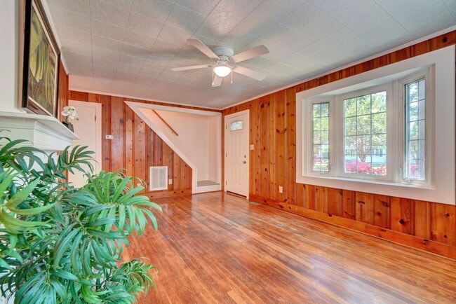 Building Photo - Charming Cape Cod Home - Fenced Yard, Detached Garage, Pet Friendly!