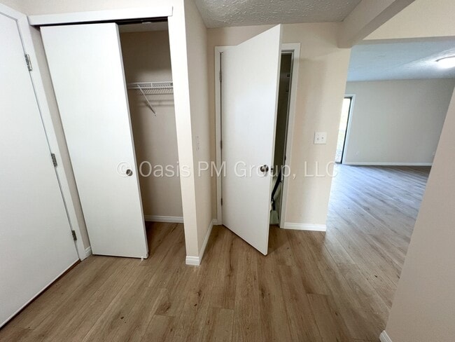 Building Photo - 1449 Valley Dr