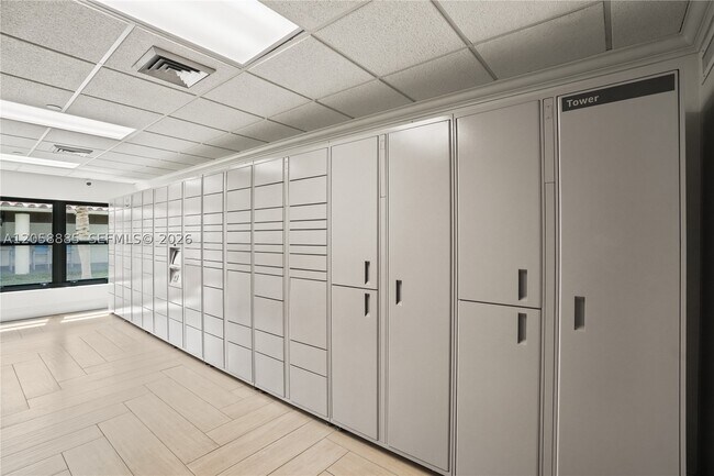 Building Photo - 3200 Port Royale Dr N