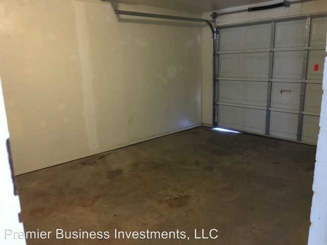 Building Photo - 3 br, 1 bath House - 2048 W Butler Drive