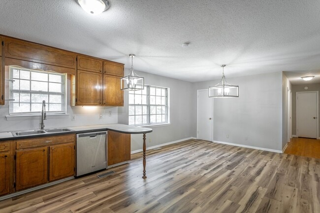 Building Photo - 3 Bedroom Home Close to All