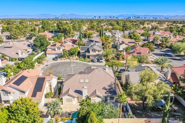 Building Photo - Beautiful 3Bed/3Bath cul-de-sac home located  in The Lakes Community with a sparkling pool and spa!