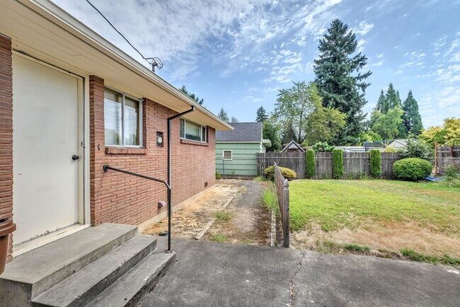 Building Photo - 3 Bedroom Single Level