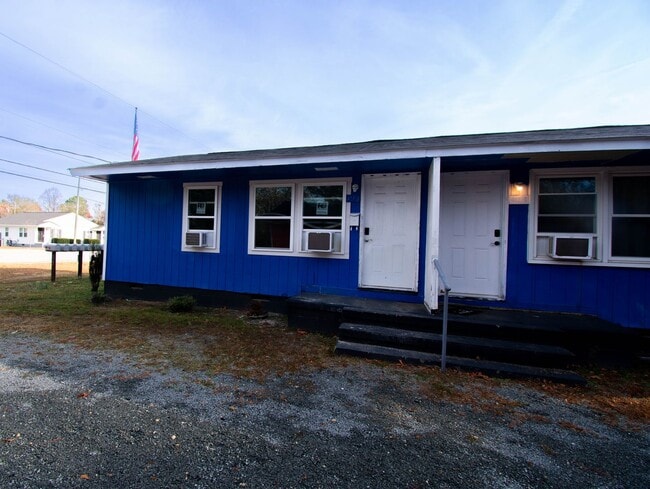 Building Photo - 1 Bedroom 1 Bathroom- New LVP Flooring!