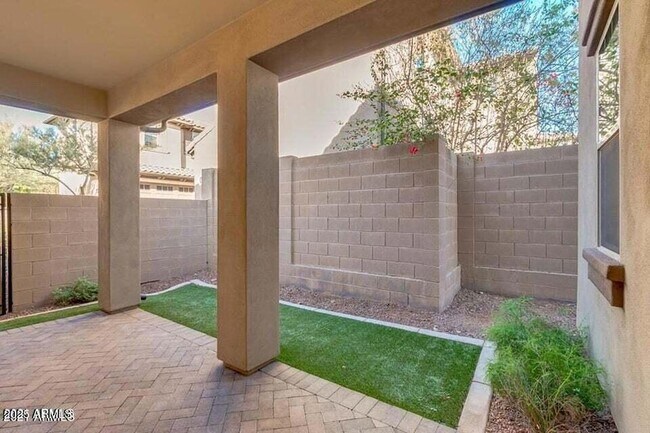 Building Photo - 15837 S 11th Way