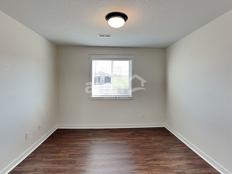 Building Photo - 1027 E 16th St