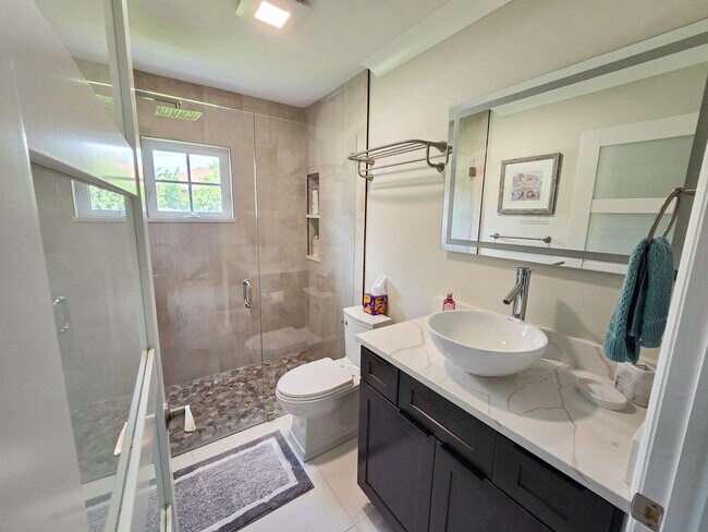 Building Photo - SEASONAL RENTAL - Luxury by the Beach!