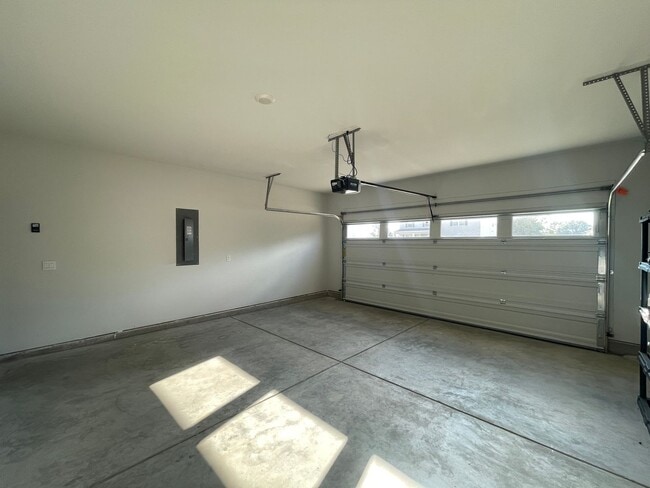 Building Photo - 4 Bed, 2 Bath New Build