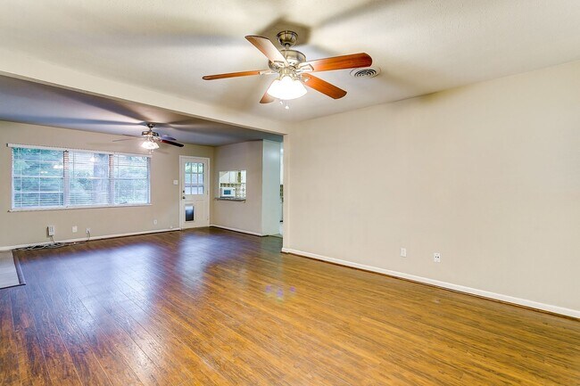 Building Photo - Ready for New Tenants- Large 3 bed, 2 bath...