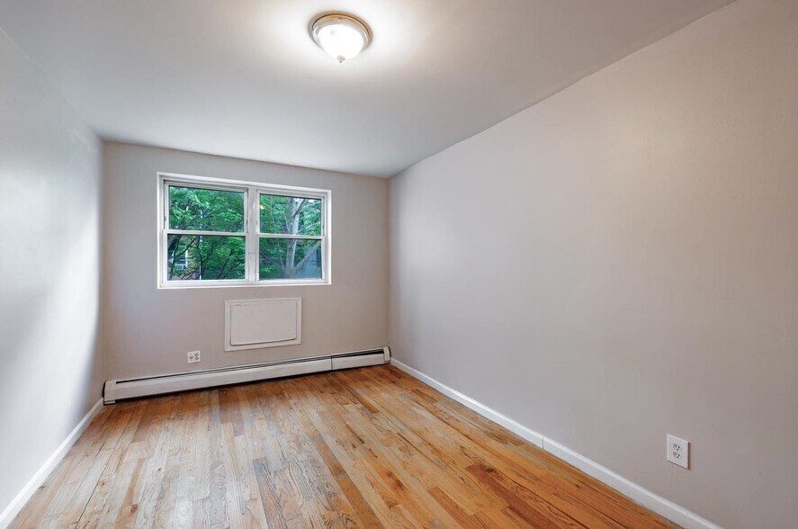 Building Photo - Sunlit Brooklyn Gem | Charming Apartment in a Prime Neighborhood