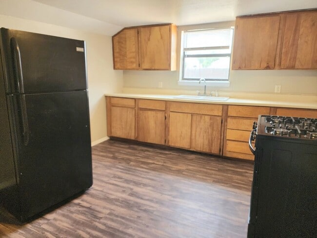 Building Photo - 905/907 N Ave K - duplex