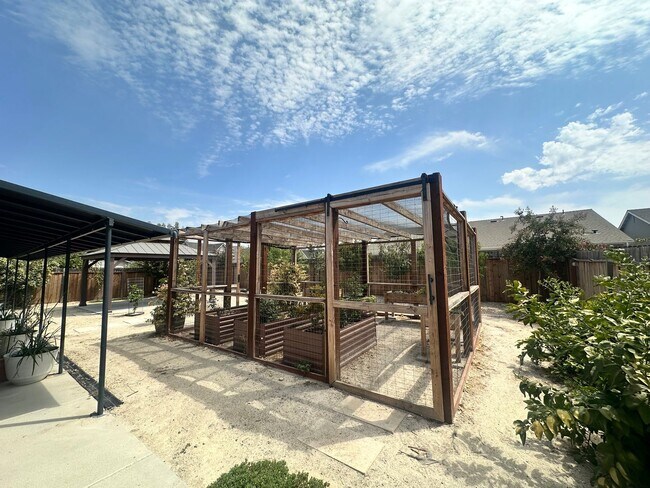 Building Photo - 2548 N Kayenta St