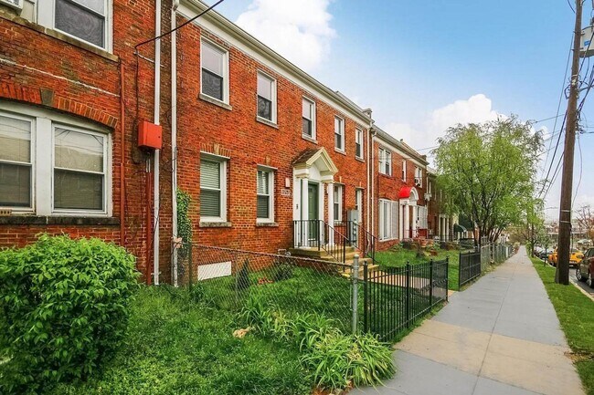 Building Photo - Bright and Spacious 2 Bedroom Abode in Bre...