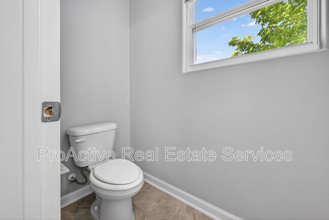 Building Photo - 615 Roland Dr