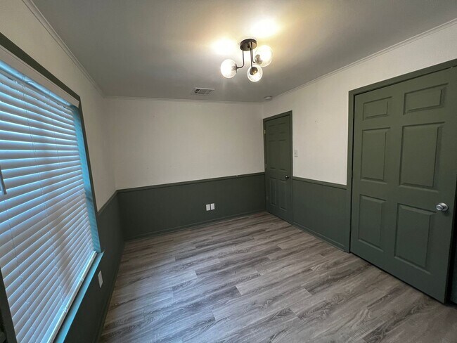 Building Photo - 3 Bedroom, 2 Bathroom, Brick Home with large yard