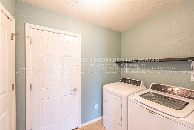 Building Photo - 1384 S Holland Dr