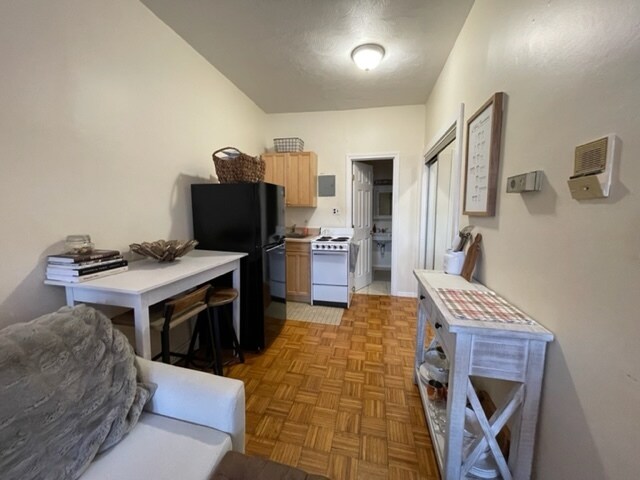 Building Photo - 40 Anderson St