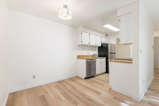 Building Photo - 1 Bedroom 1 Bath Condo in Kirkland, new flooring plus great amenities!