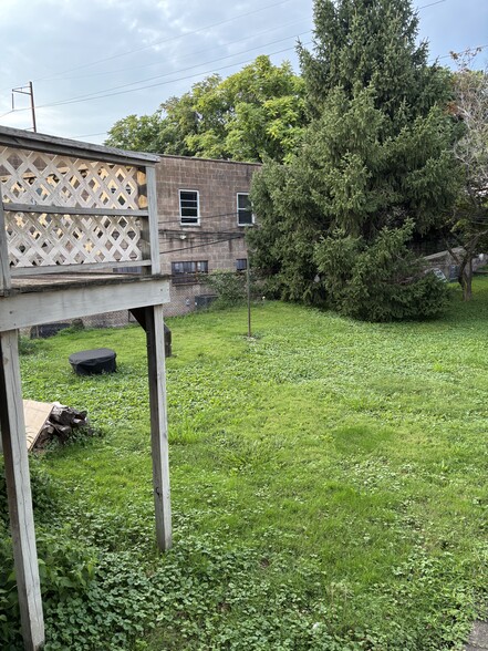 Shared backyard - 17 E Glenside Ave