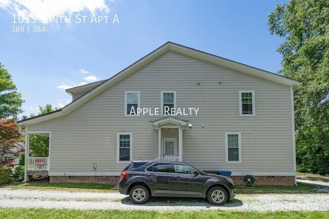 Building Photo - 1019-A Ninth St - Available Now!