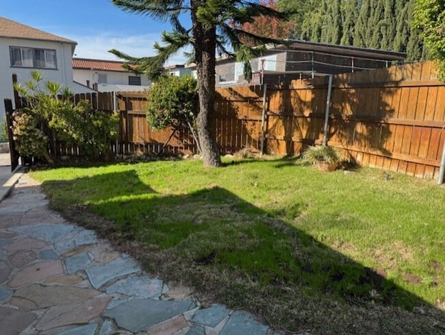 Building Photo - One bedroom, one bath in La Crescenta