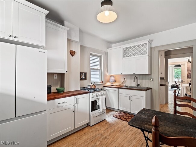 Building Photo - 1854 W 48th St