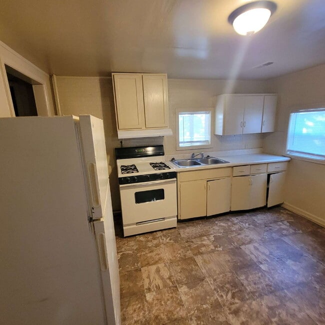 Building Photo - 4BR Mars Hill House! Must See!