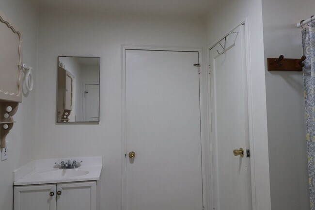 Building Photo - 116 S Halcyon Rd