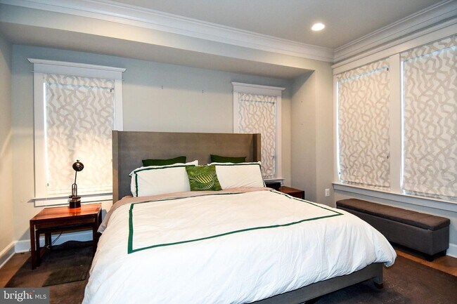 Building Photo - 1540 Levis St NE