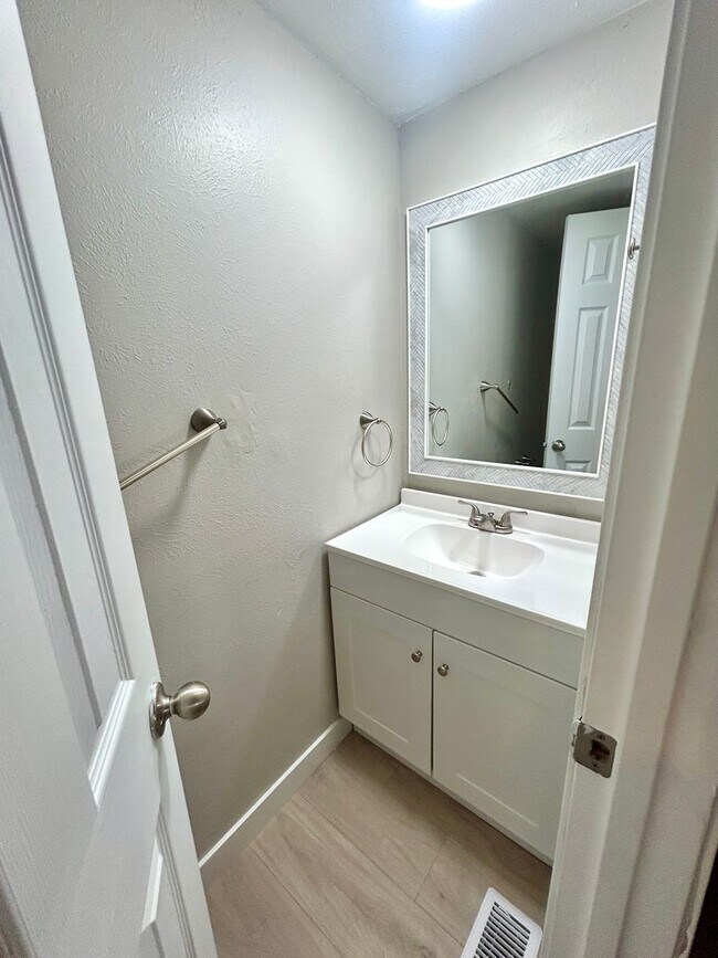 Building Photo - Charming Home on a Quiet Cul-de-Sac Surrou...