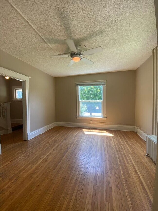 Building Photo - $2,500 | 3 Bedroom, 1.5 Bathroom House | N...