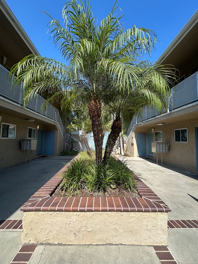 Building Photo - Spacious 2 bedroom