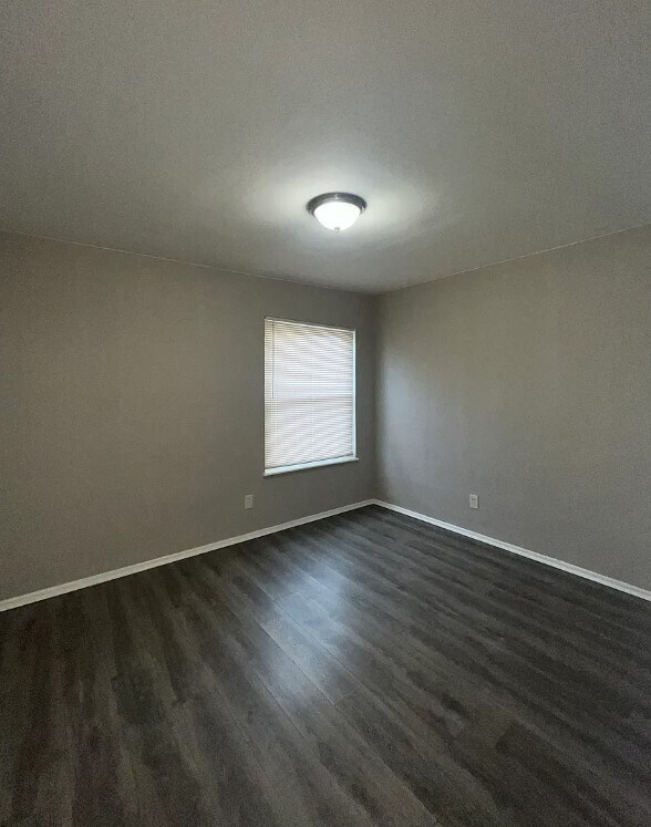 Building Photo - 4770 Kings Dr