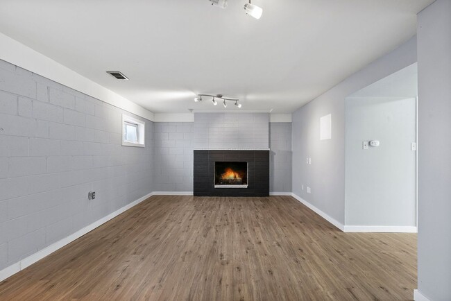 Building Photo - Spacious 3-Bed + Bonus Room in Lakewood | ...