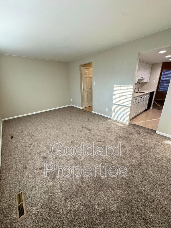 Building Photo - 8843 Hayshed Ln