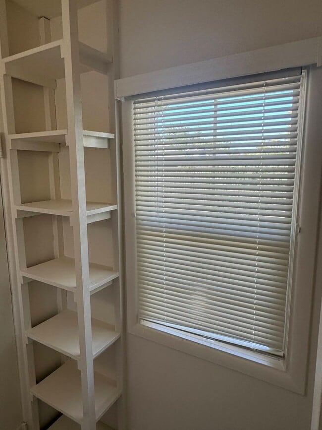 Building Photo - Studio in Eugene