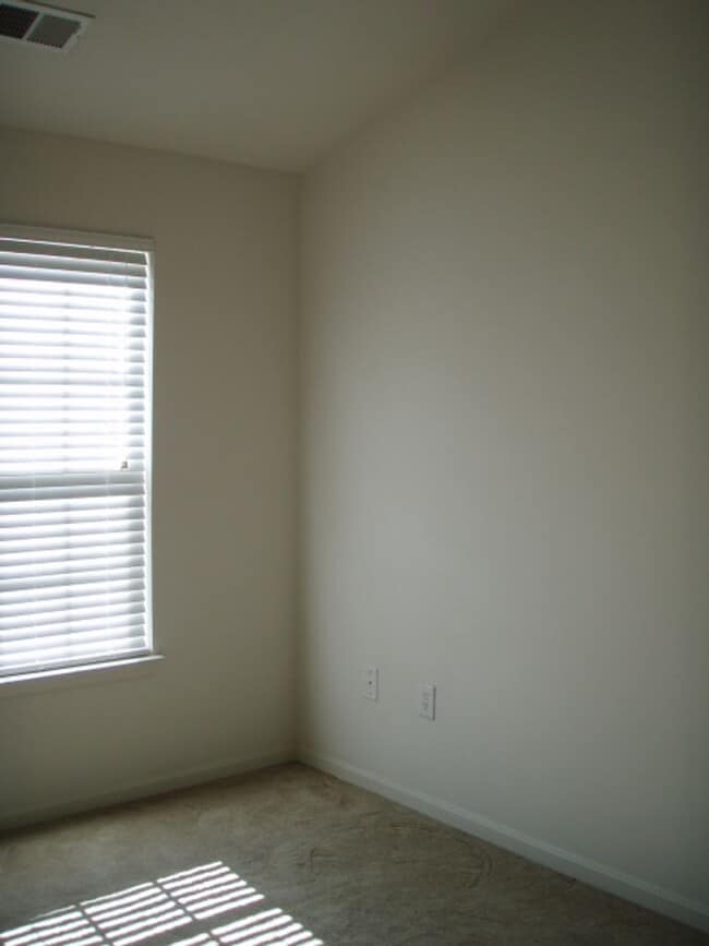 Building Photo - Gorgeous 3 Bedroom 3.5 Bathroom Brick Town...