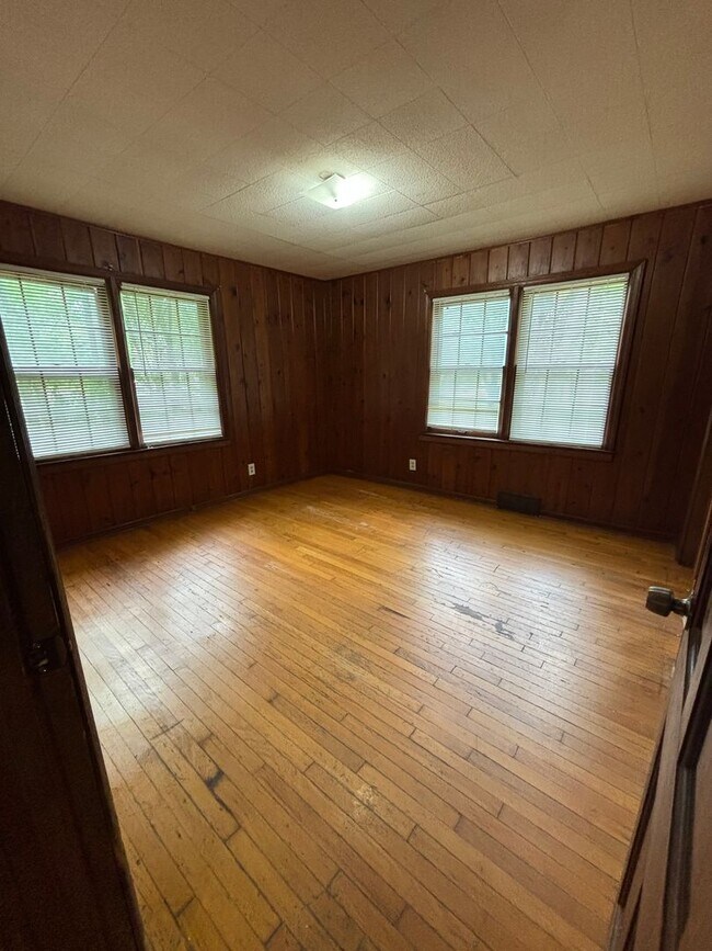 Building Photo - 3 Bedroom 1 Bath Home For Rent