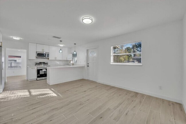 Building Photo - Charming 3 Bedroom, 2 Bathroom House!