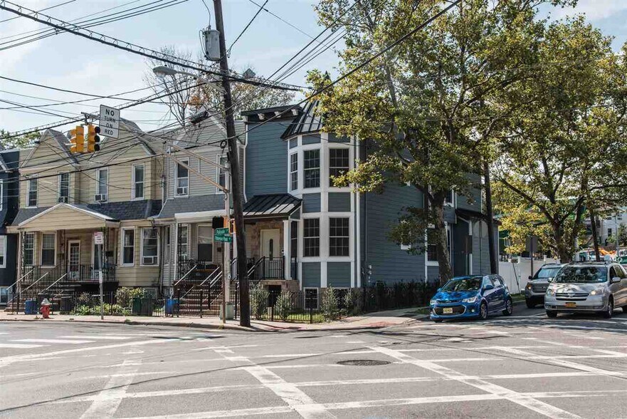 Building Photo - 671 Palisade Ave