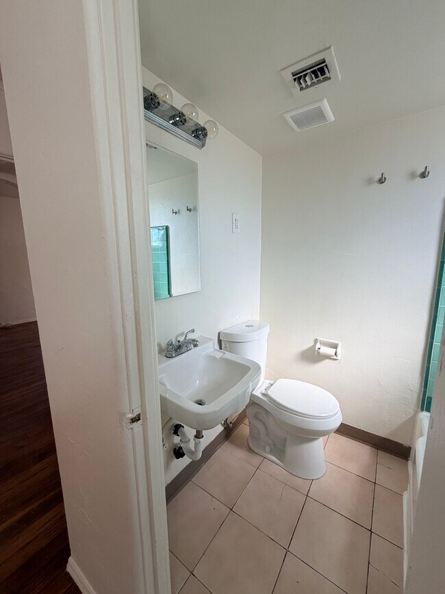 Building Photo - Charming Roosevelt District Cottage