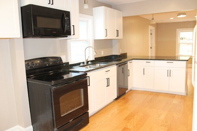 Building Photo - 3 bedroom 2 bathroom home