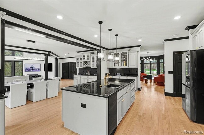Building Photo - 6986 Montgomery Dr