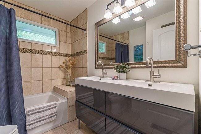 Building Photo - 4523 Runnemede Rd NW