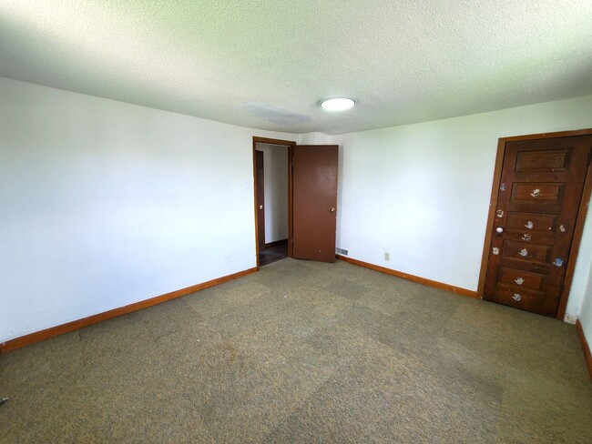 Building Photo - 919 Oneida St