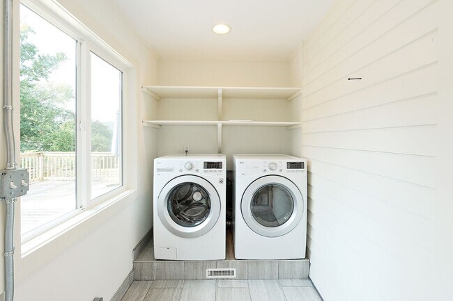 Building Photo - Charming Pet-Friendly Belmont Home With Fenced Yard