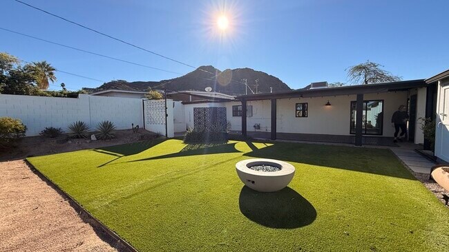Building Photo - Mountain Views and Huge Yard